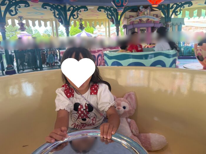 アリスのティーパーティーで遊ぶ子ども