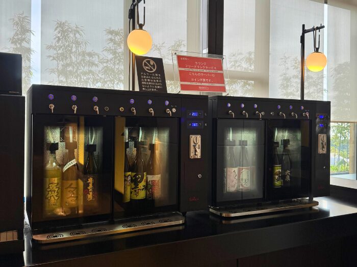 鹿児島県産焼酎12種類が並ぶ焼酎バー