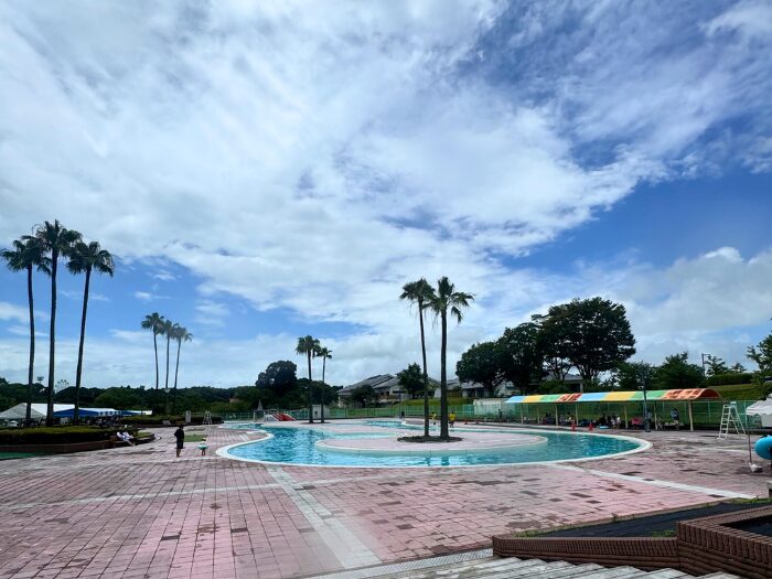 観音池公園 子ども村プールの全景