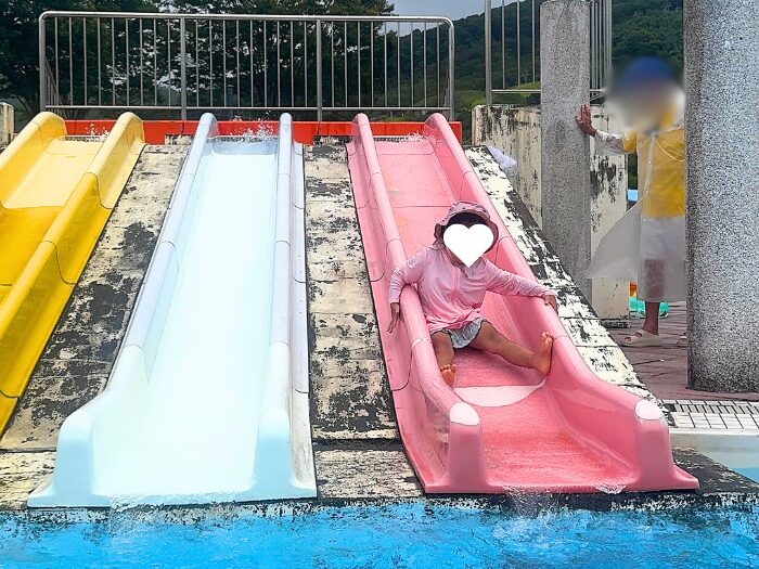 幼児用プールのすべり台